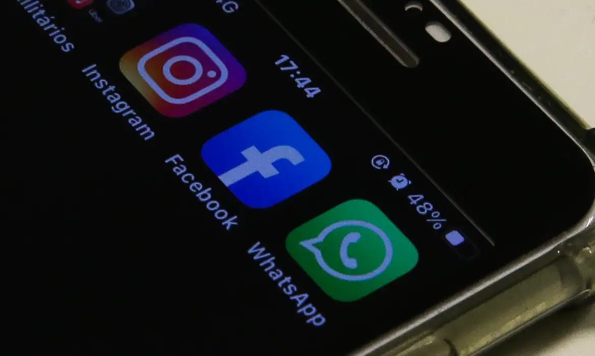 Anúncios eleitorais irregulares circulam em redes sociais no dia da votação
