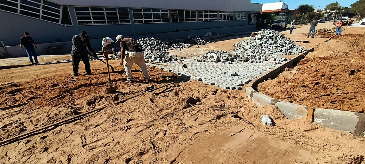 Calçamento da Rua Nilda de Souza Azambuja avança no bairro Olaria em Camaquã