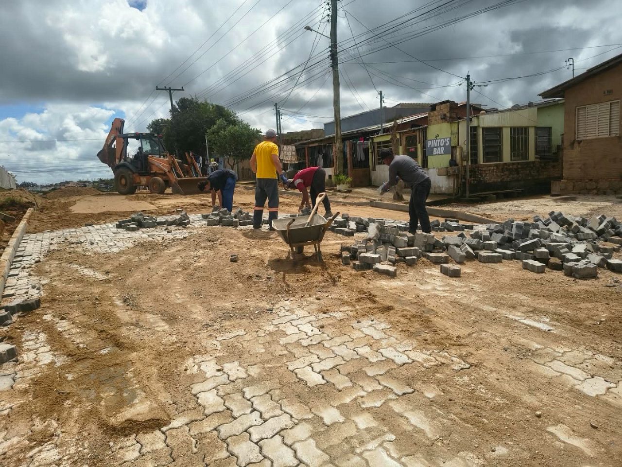 Calçamento da Rua Princesa Isabel avança no bairro São João, em Camaquã