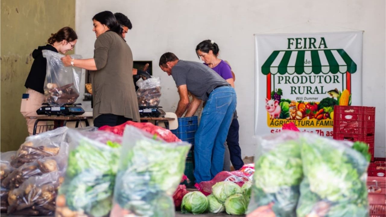Camaquã entrega 200 cestas de hortifrúti a famílias em vulnerabilidade social
