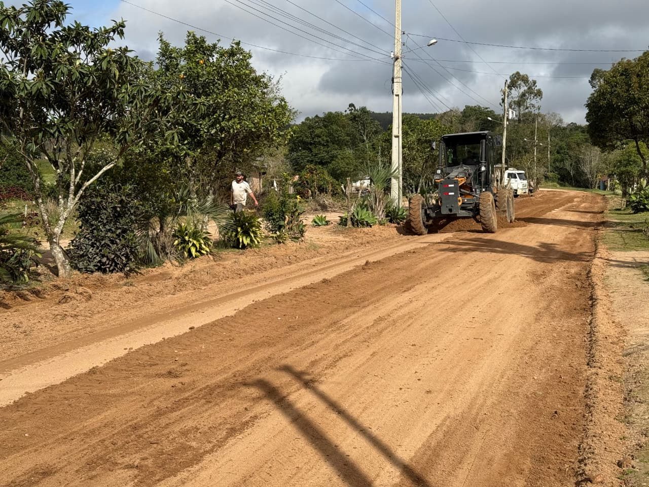 Camaquã faz manutenção na Vila do Bonito com patrolamento e podas