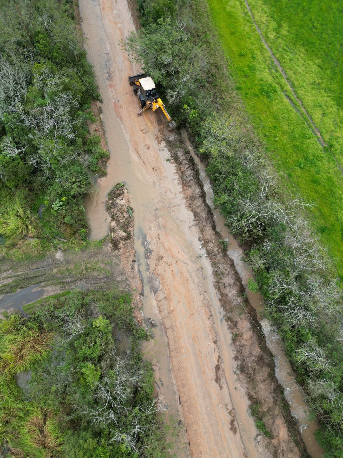Camaquã inicia obras de drenagem na estrada do Faxinal dos Ramires