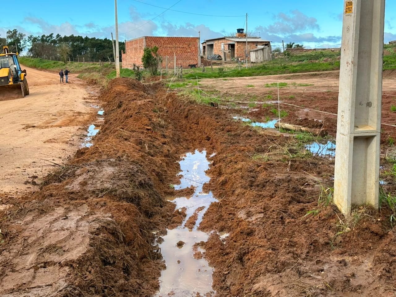 Camaquã melhora drenagem na estrada geral do Bonito, no interior