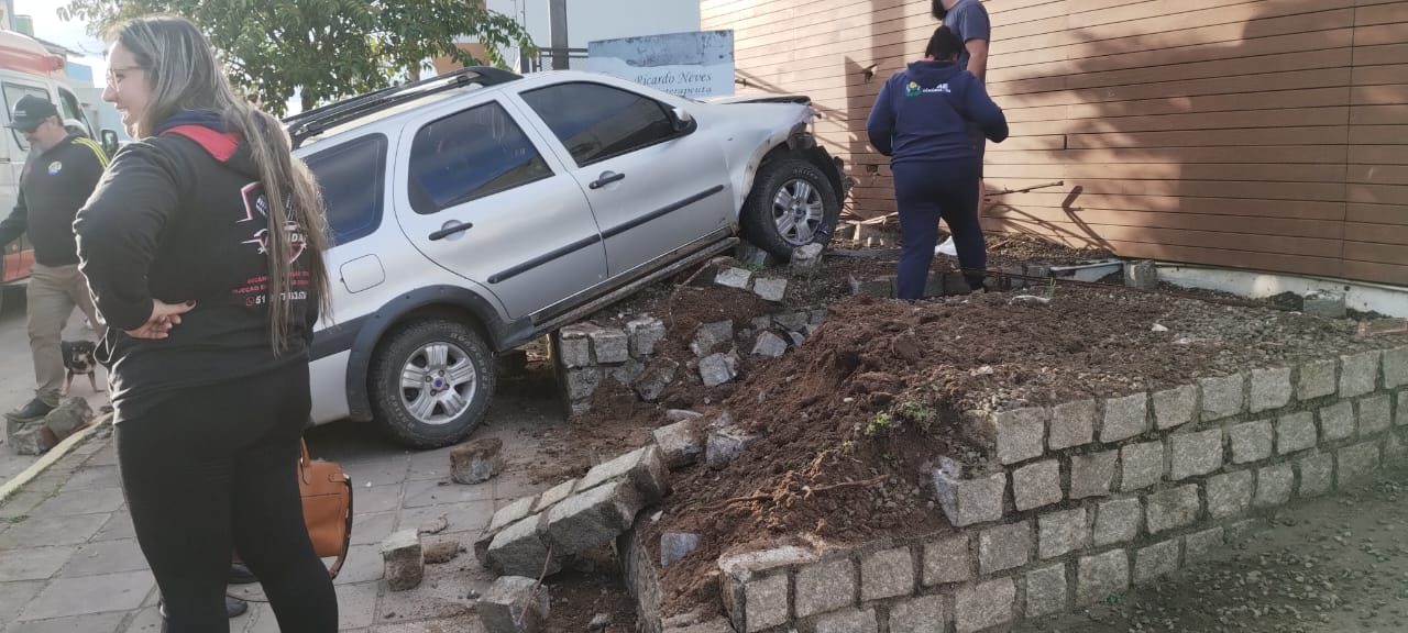 Carro invade estabelecimento após motorista passar mal em Camaquã