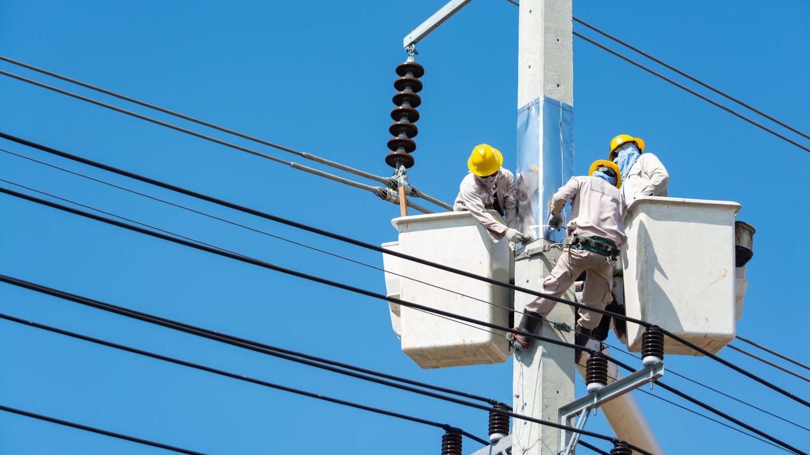 CEEE Equatorial atende fios soltos no bairro Oliveira em Camaquã