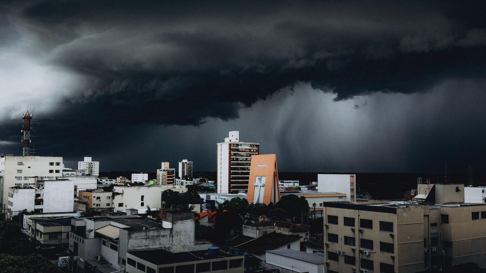 Chuva avança nesta sexta no Sul do RS após granizo na quinta