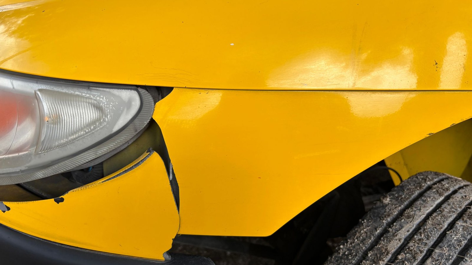 Colisão entre carro e caminhão-baú deixa danos em Camaquã