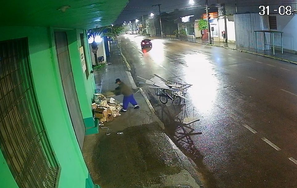 Descarte irregular no centro de Camaquã é flagrado em vídeo
