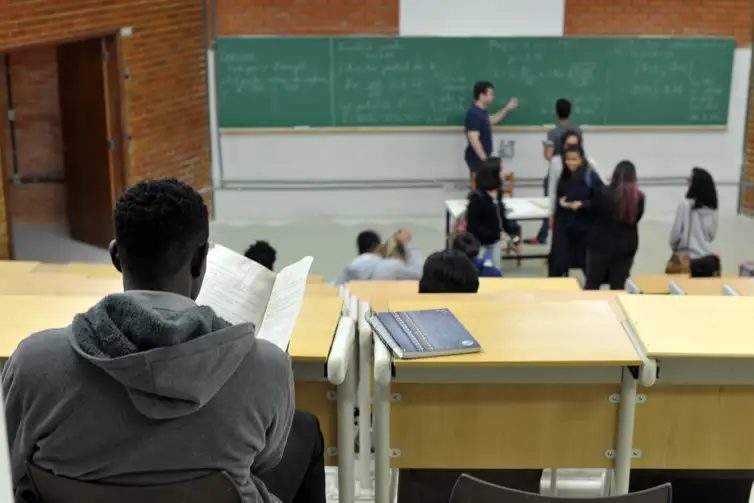 Educação no 2º turno: o que Lula e Flávio Bolsonaro propõem para o setor