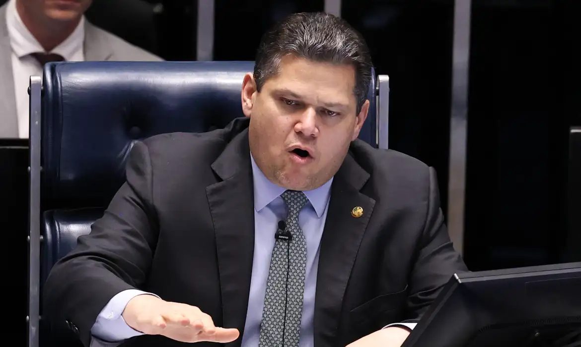 Fim da escala 6x1: Senado promulga nova jornada de trabalho nesta sexta-feira (16)