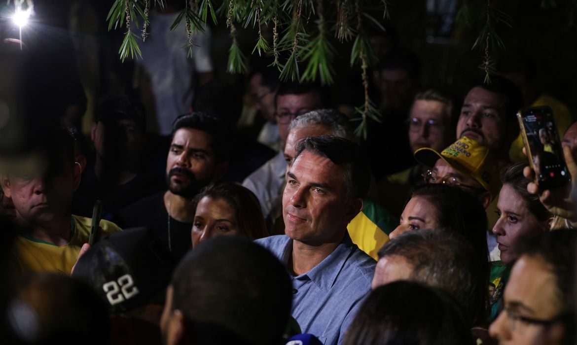 Flávio Bolsonaro condiciona quebra de sigilos à ampliação dos dados de Lula no TSE