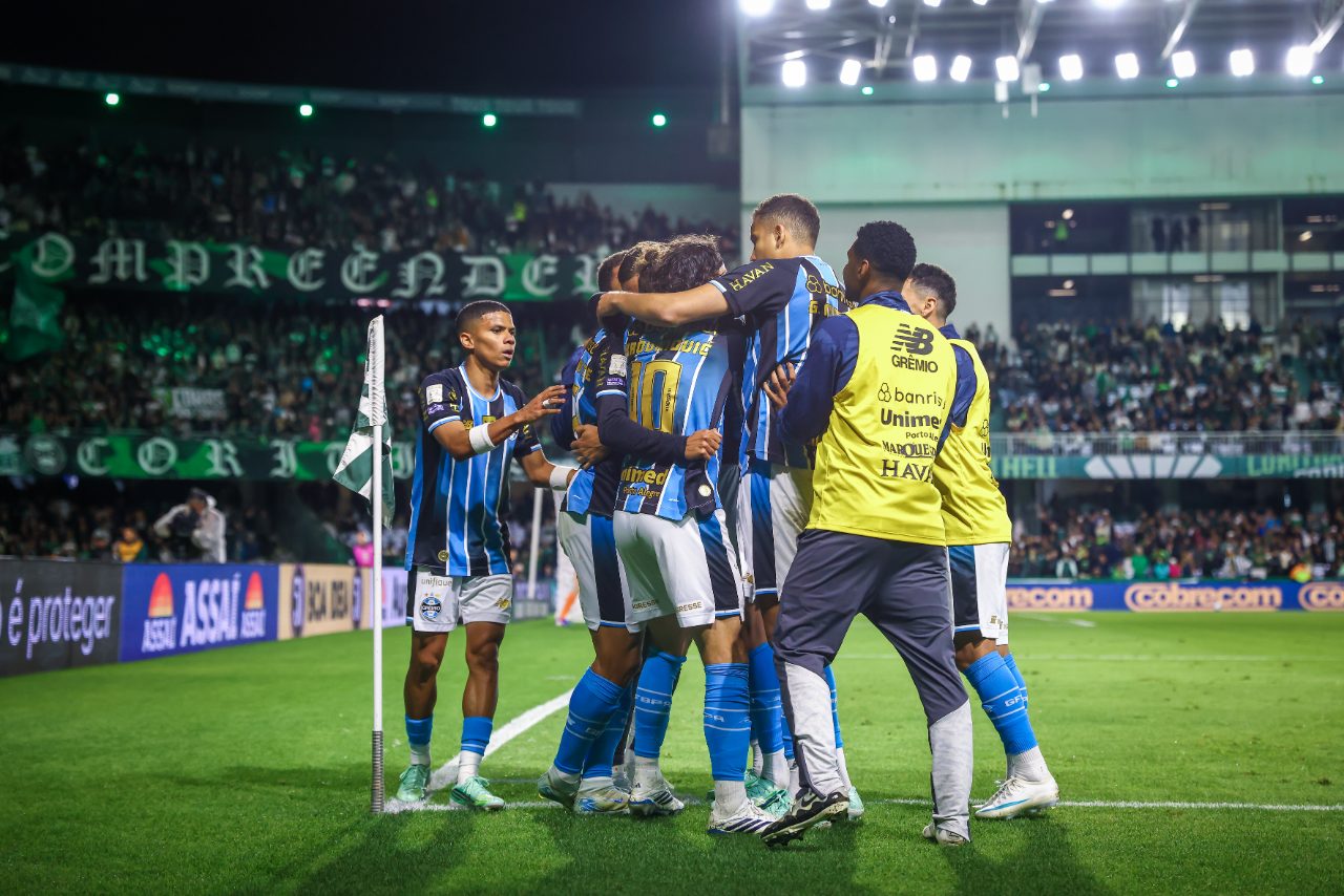 Grêmio vence Coritiba no último lance com gol de Braithwaite