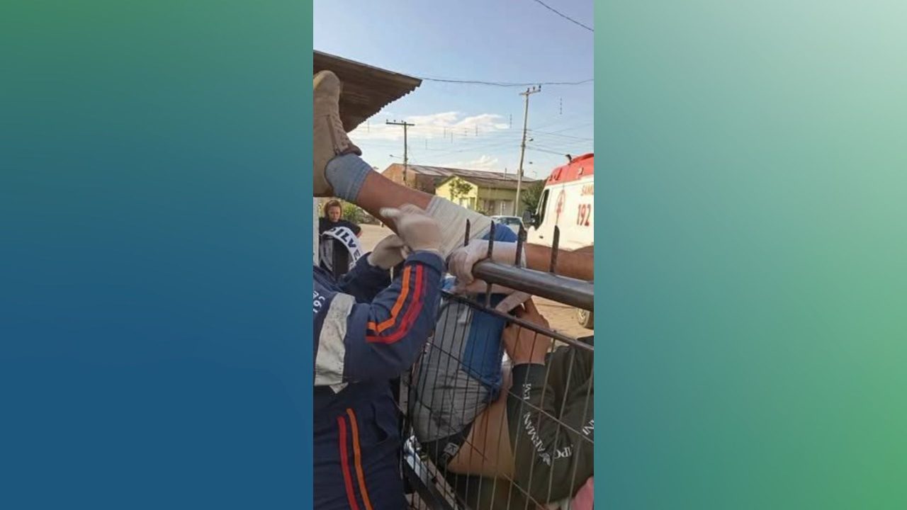 Jovem fica preso em portão ao tentar pular grade de casa em Tapes