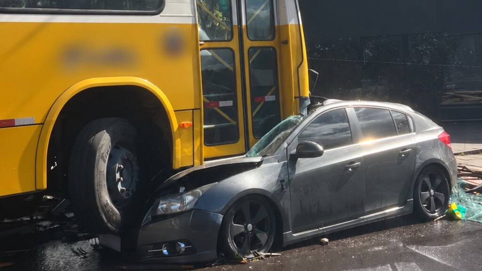 Ônibus desgovernado atinge casa e deixa 4 feridos em Bento Gonçalves