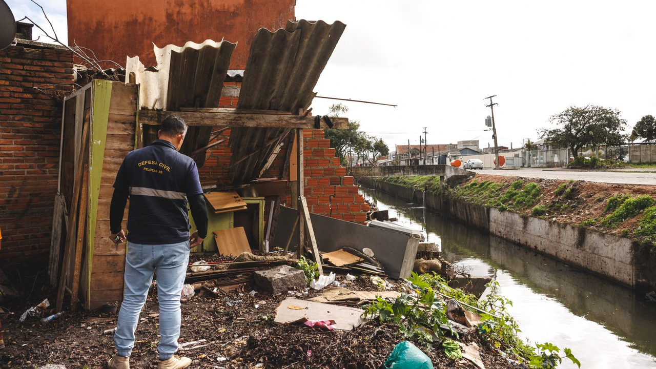 Pelotas demole 7 casas em área de risco no Canal do Pepino