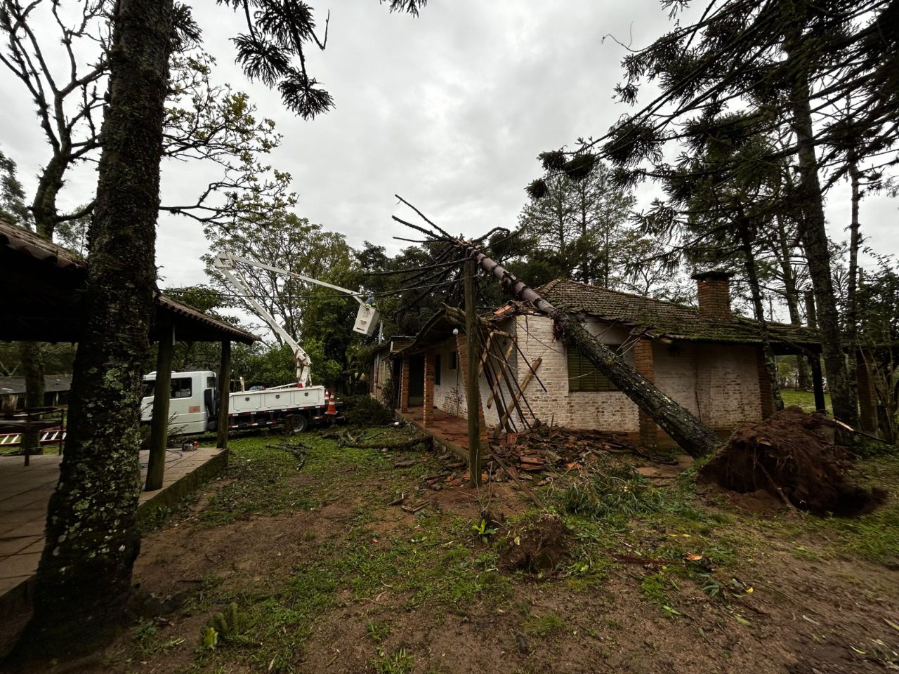 Vendaval atinge 36 residências em 15 bairros de Camaquã