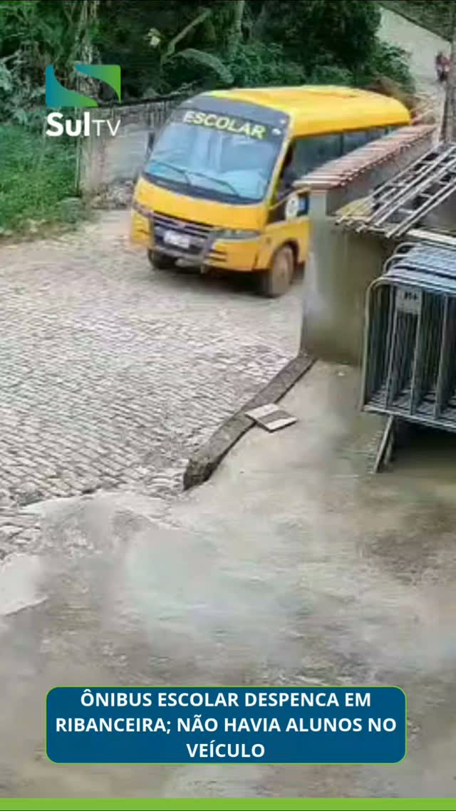 Um ônibus escolar caiu em uma ribanceira nesta segunda-feira (5), em Cipotânea, Minas Gerais. Segundo informações divul…