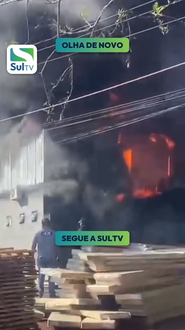 Vídeo mostra incêndio de grandes proporções destruindo parte de fábrica de colchões no Paraná