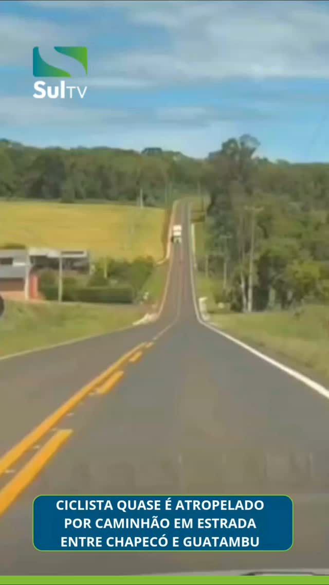 Um vídeo que circula nas redes sociais mostra o momento em que um ciclista quase é atingido por um caminhão na estrada …