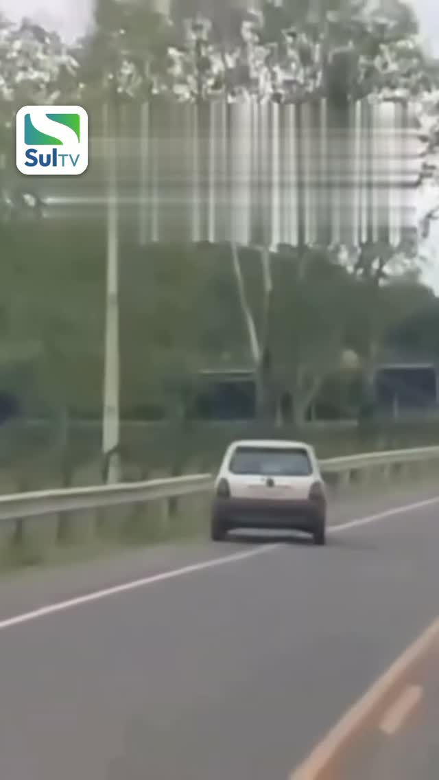 Motorista embriagado roda na contramão e escapa por pouco de bater de frente com caminhão em SC