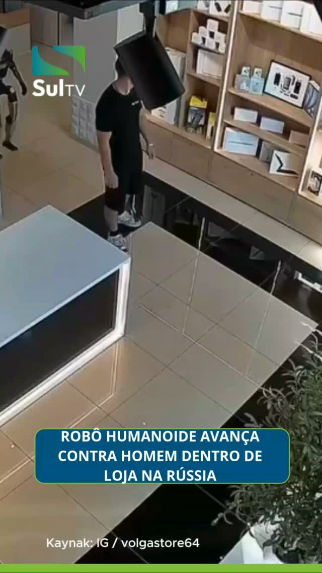 Um robô humanoide tentou chutar um cliente dentro de uma loja de eletrônicos na Rússia! O episódio aconteceu no domingo…
