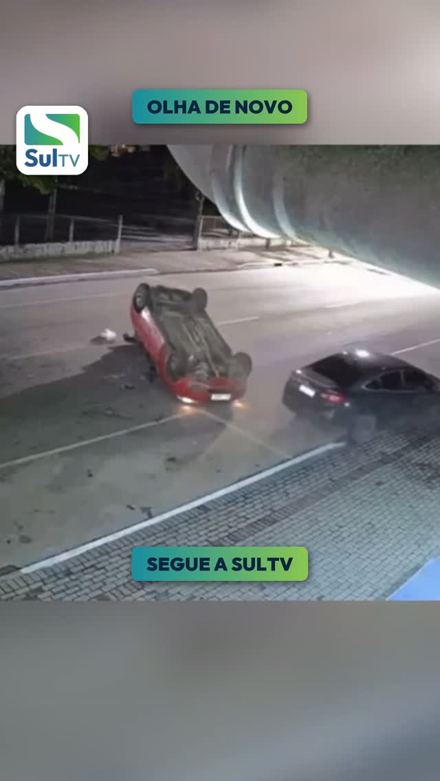 Câmera flagra criança pulando da bike por um triz antes de carro desgovernado capotar em Garuva
