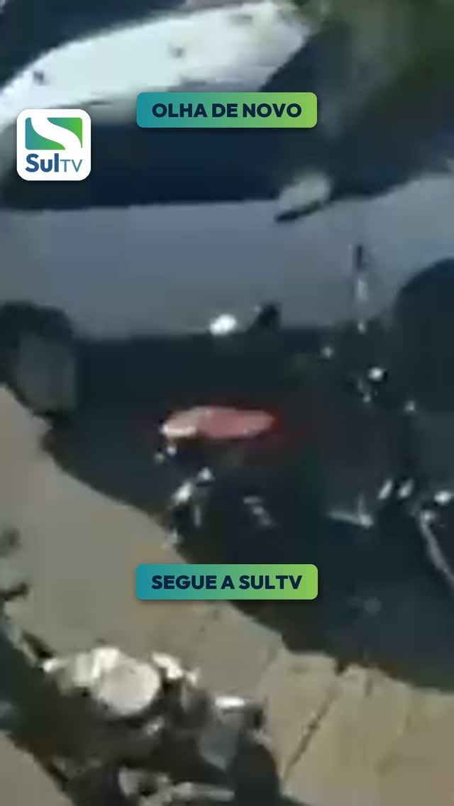 Carro desgovernado quase atropela criança e árvore salva a vida do menino em Itajaí (SC)
