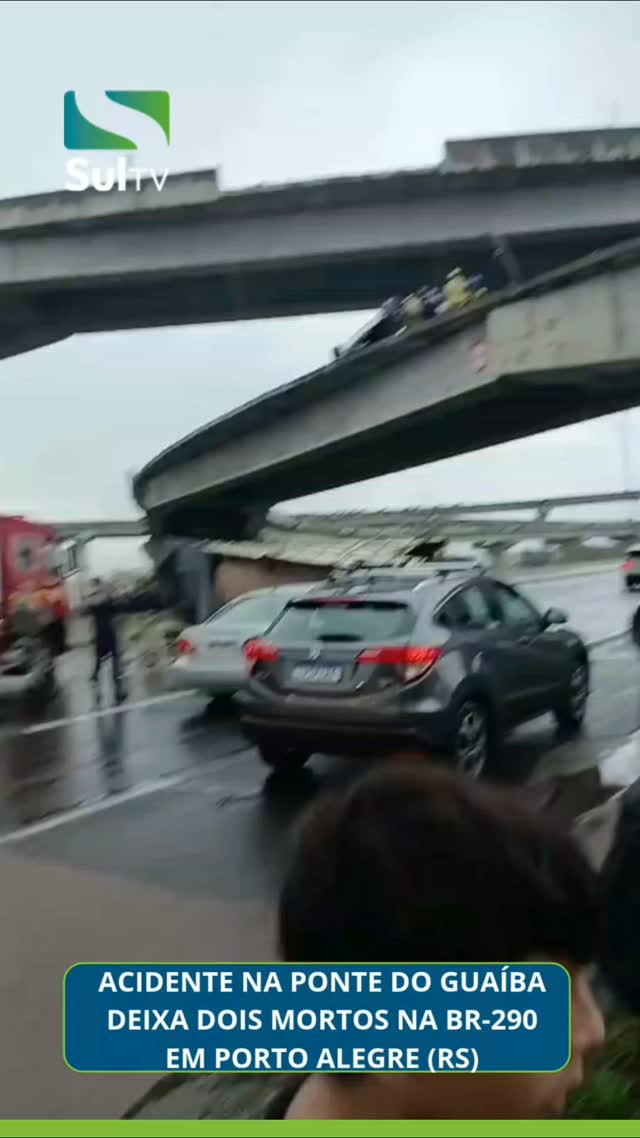 Uma carreta caiu de cima de uma ponte na BR-290, em Porto Alegre, na Zona Norte, no sentido Porto Alegre/Litoral. O aci…