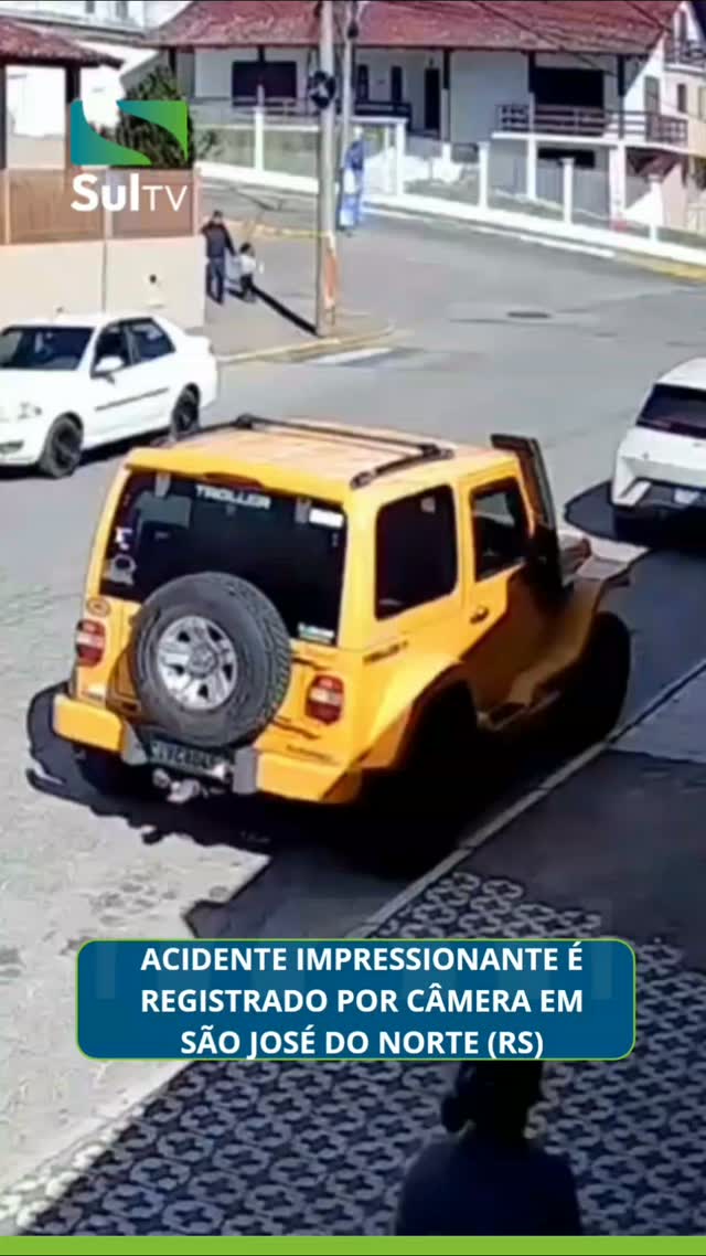 Uma câmera de monitoramento registrou o momento de um acidente entre um ciclista e um caminhão da coleta de lixo, na ta…