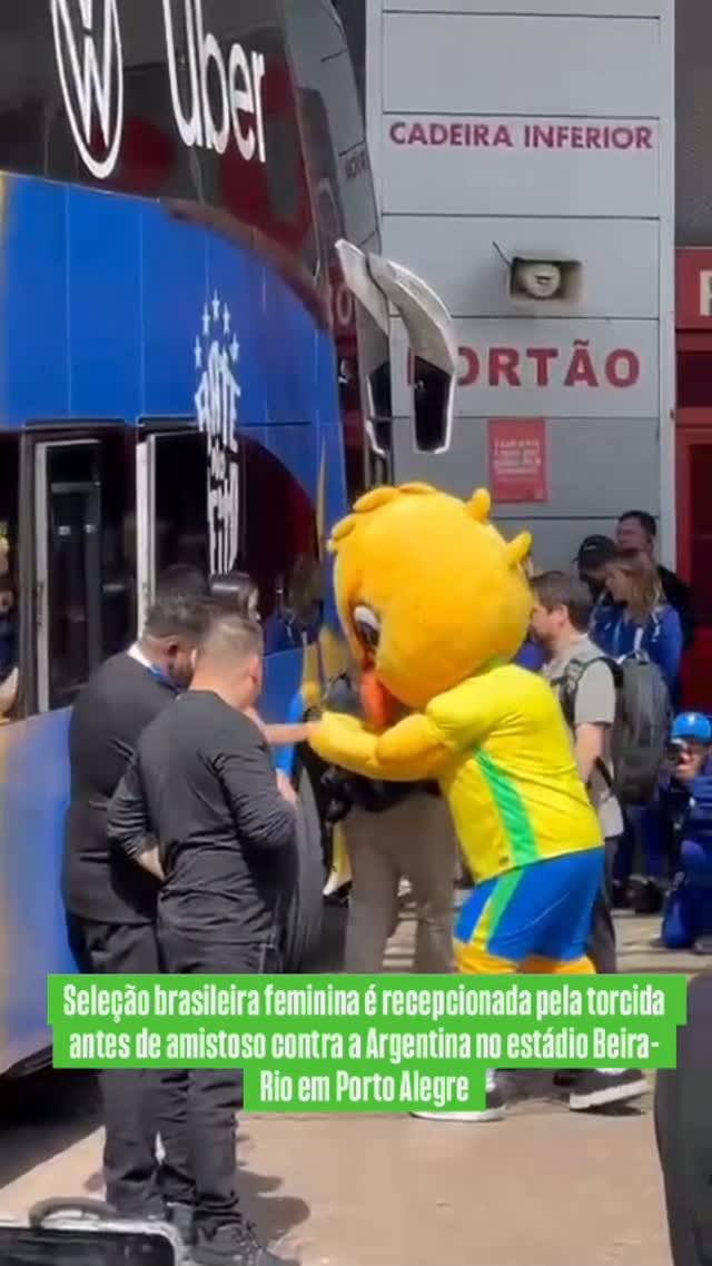 Imagens exclusivas da SulTV na chegada da Seleção Brasileira Feminina de futebol para o amistoso Brasil x Argentina hoj…