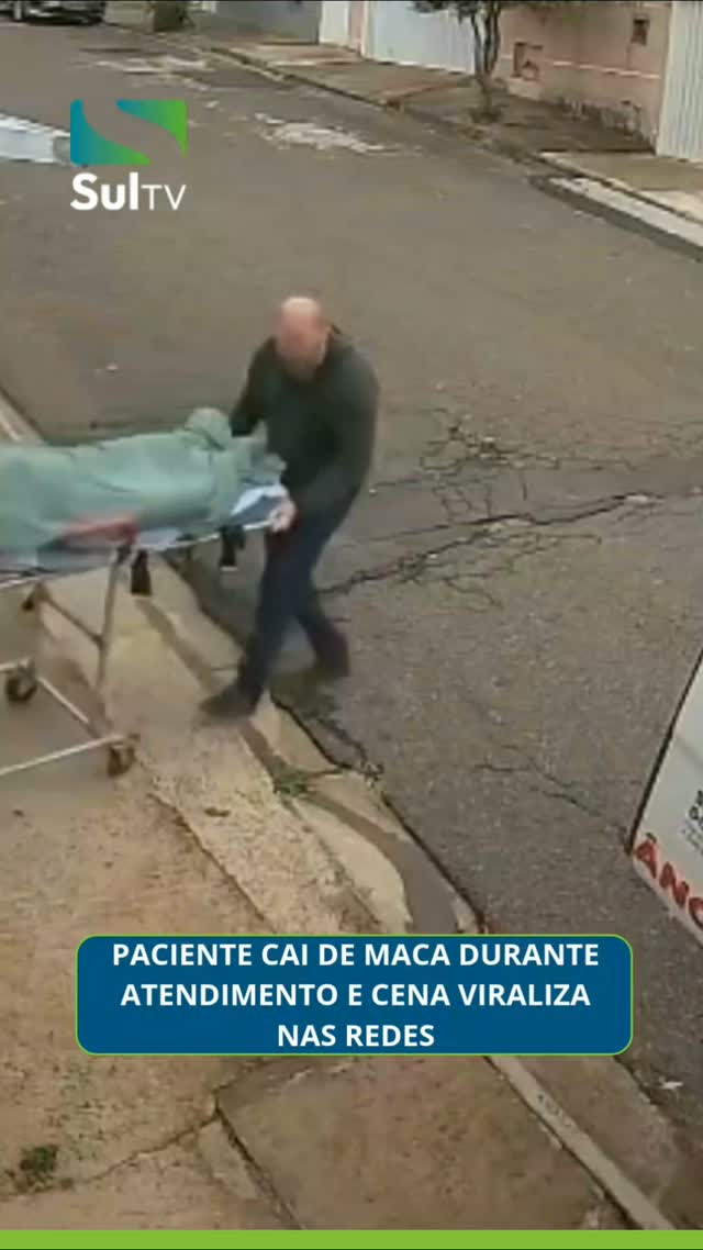O homem era retirado de uma residência por dois profissionais de saúde quando caiu do equipamento, enquanto era levado …