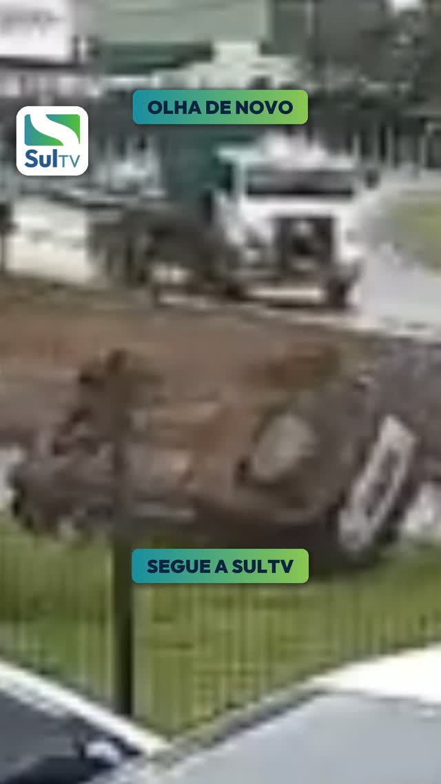 Câmera flagra carro capotando na PR-317 em Maringá durante temporal