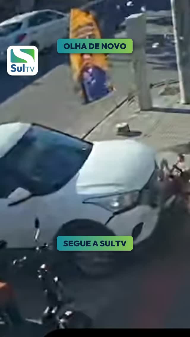Vídeo mostra carro desgovernado invadindo calçada segundos depois de criança passar em Itajaí — árvore impede tragédia