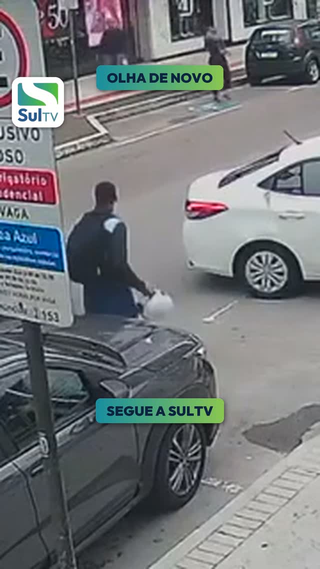 Vídeo mostra motociclista sendo arremessado e parando sentado no capô de carro em Balneário Camboriú